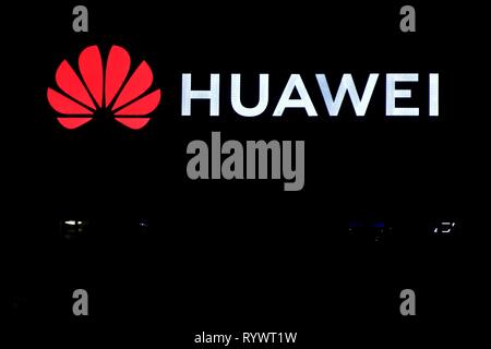 Bucarest, Roumanie - Février 07, 2019 : Le logo de l'équipement de télécommunications chinois Huawei, société, s'affiche sur le haut d'un immeuble, à Buch Banque D'Images