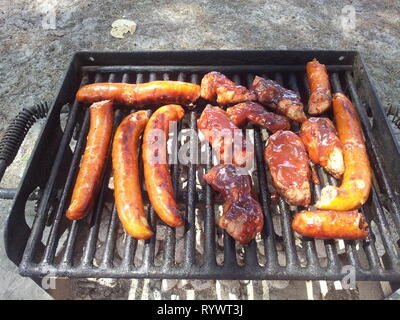 Bar-B-Que viandes sur le grill à la plage avec les amis et la famille est la meilleure utilisation d'un vacances en Floride Banque D'Images