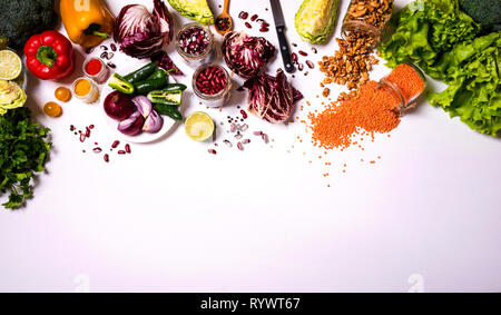 Les légumes et fruits sur fond blanc. Régime alimentaire de désintoxication. La nourriture végétalienne frais colorés différents. Mise à plat. Lieu d'inscription. Banque D'Images