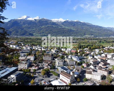 La belle ville où le Château de Vaduz au Liechtenstein situé à Banque D'Images