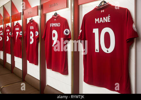 Premier League saison 2018/19 joueurs équipe kit rouge shirts hanging in accueil équipe dressing à Liverpool Football Club Anfield Road Stadium, UK Banque D'Images