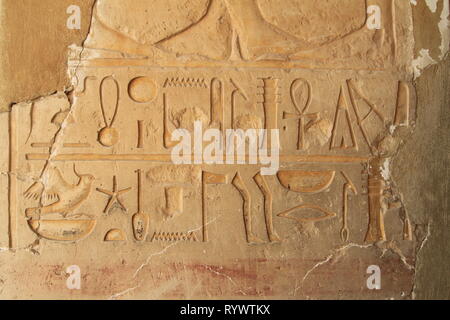 Les hiéroglyphes en relief le temple funéraire d'Hatshepsout, près de Louxor, Égypte Banque D'Images