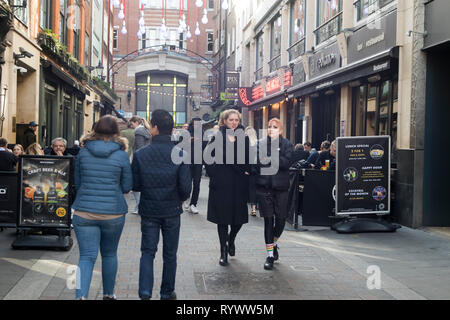 LONDON - 15 février 2019 : les gens marchent le long de Carnaby Street. Banque D'Images