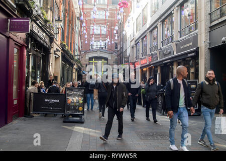 LONDON - 15 février 2019 : les gens marchent le long de Carnaby Street. Banque D'Images