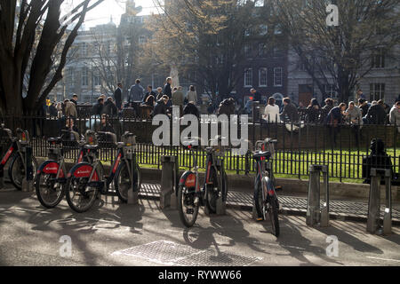 LONDON - 15 février 2019 : les vélos garés sur une journée ensoleillée près de Soho's Golden Square Banque D'Images