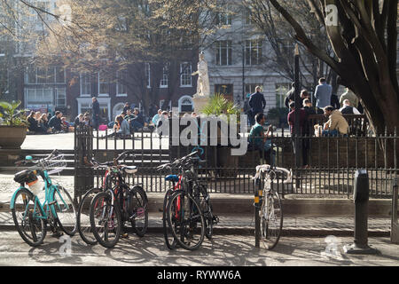 LONDON - 15 février 2019 : les vélos garés sur une journée ensoleillée près de Soho's Golden Square Banque D'Images