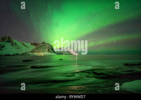 Plus Tugeneset Aurora côte rocheuse avec des montagnes en arrière-plan, Senja, Norvège Banque D'Images