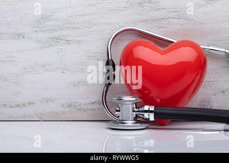 Close-up de stéthoscope autour du coeur rouge sur blanc 24 Banque D'Images