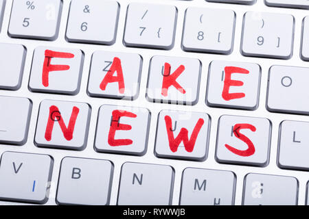 Le Faux Rouge Nouvelles mot écrit sur un clavier blanc Banque D'Images