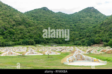 Cimetière chinois dans les montagnes de la Thaïlande Kanchanaburi Banque D'Images