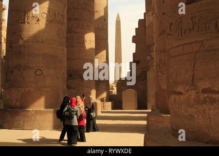 Femme portant le hijab visiter la salle hypostyle du Temple de Karnak, Louxor, Égypte, complexe Banque D'Images