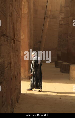 Les gardes du temple à l'intérieur de salle hypostyle du Temple de Karnak, complexe, l'Égypte Banque D'Images