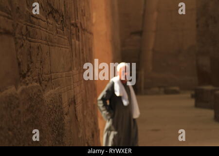 Les gardes du temple à l'intérieur de salle hypostyle du Temple de Karnak, complexe, l'Égypte Banque D'Images