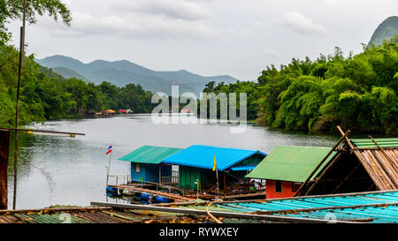 Maisons colorées et l'hôtel sur la rivière en Thaïlande Banque D'Images