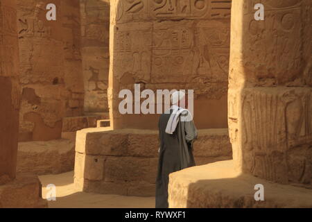 Les gardes du temple à l'intérieur de salle hypostyle du Temple de Karnak, complexe, l'Égypte Banque D'Images