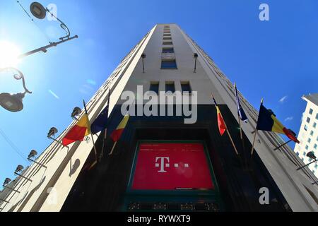 Bucarest, Roumanie - 26 novembre 2018 : Le logo d'une société de télécommunications Telekom, l'allemand, s'affiche sur le téléphone de la 'Palace' bâtiment (Palatu Banque D'Images