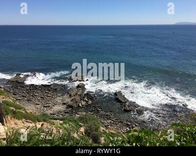 Vue sur l'océan Pacifique et la côte rocheuse du point Fermin Parc de San Pedro, CA. La pointe de Catalina est visible sur l'horizon. Banque D'Images