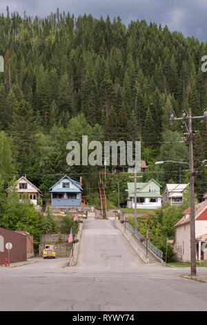 Des petits cottages line une route en haut de la rue principale de Wallace, de l'Idaho. Banque D'Images