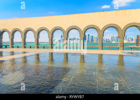 Les gratte-ciel modernes de Doha West Bay skyline à la série d'arches le long d'un passage piéton de musée en capitale du Qatar. Front de Doha au Qatar. Milieu Banque D'Images