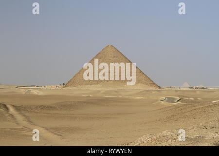 Ancien Empire Red Pyramid, Dahshur necropolis, 40 miles au sud du Caire, Egypte Banque D'Images