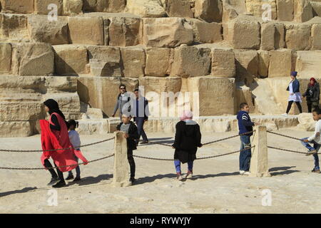 Familles, enfants, hommes, femmes, les adultes se rassemblent à la base de la pyramide de Khafré, complexe Pyramide de Gizeh, Le Caire, Egypte Banque D'Images