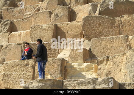 Familles, enfants, hommes, femmes, les adultes se rassemblent à la base de la pyramide de Khafré, complexe Pyramide de Gizeh, Le Caire, Egypte Banque D'Images