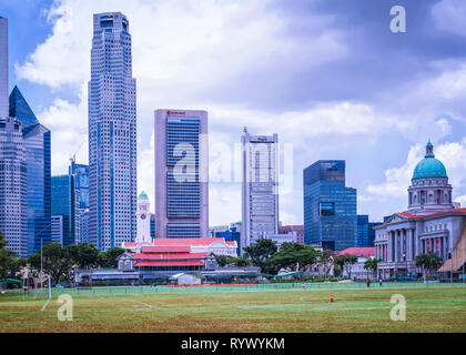 Singapour, Singapour - Mars 1, 2016 : un horizon de Raffles Place et avec l'ancien bâtiment UOB Cour Suprême et Victoria Theatre et salle de concert à Singapour. Vue depuis Padang Banque D'Images