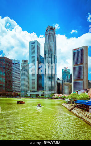 Singapour, Singapour - Mars 1, 2016 : Gratte-ciel du centre-ville, le long du quai quai à Singapour. UOB Plaza et l'un des bâtiments Raffles Place sur l'arrière-plan. Banque D'Images