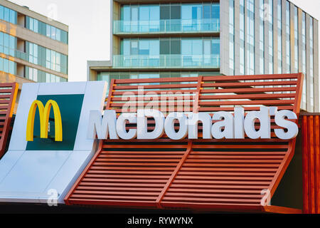 Vilnius, Lituanie - 6 octobre, 2018 : Mcdonald logo sur le toit du restaurant. Banque D'Images