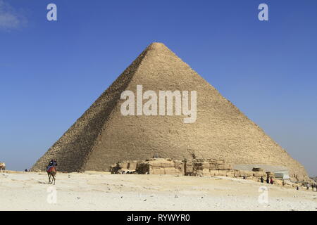 Les cavaliers de chameau au premier plan et la Grande Pyramide d'Égypte en arrière-plan, complexe Pyramide de Gizeh, Le Caire, Egypte Banque D'Images