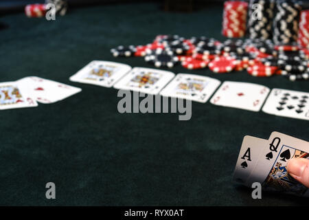 Une scène de poker avec des cartes, des jetons et de feutre vert. Jeu de poker, un arrière-plan sombre. Banque D'Images