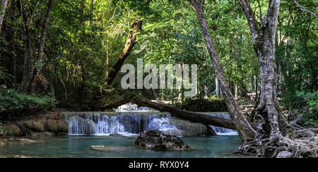 Panorama d'un belle cascade dans la dense forêt de parc national d'Erawan en Thaïlande Banque D'Images