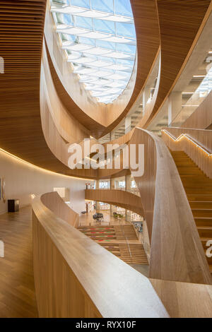 La nouvelle bibliothèque centrale de Calgary escaliers intérieurs, Bison Pièce d'art, et du puits de Banque D'Images