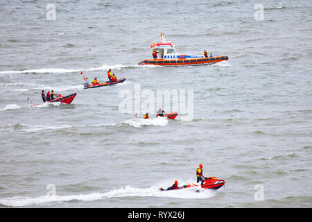 Egmond aan Zee, Pays-Bas - 18 juillet 2017 : les membres de la garde-côtes des Pays-Bas avec les canots de sauvetage lors d'un perçage sur la mer du Nord Banque D'Images