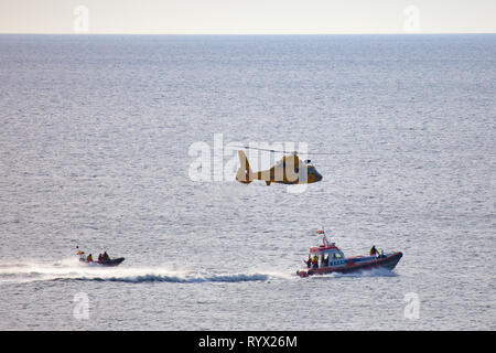 Egmond aan Zee, Pays-Bas - 18 juillet 2017 : les membres de la garde-côtes néerlandais sur les bateaux et dans un hélicoptère pendant un exercice de sauvetage sur la mer du Nord Banque D'Images