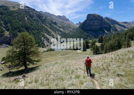 Vallée de l'Ubaye (sud-est de la France). Randonneur, femme marche vers le lac "Le Lac des Sagnes' Banque D'Images