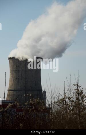 Ploiesti, Roumanie - 16 décembre 2016 : Images de la pollution causée par la raffinerie, Petrotel-Lukoil à Ploiesti, Roumanie. Banque D'Images