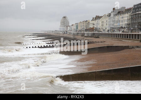 Tideand haute vagues se briser sur la plage à St Leonards-on-Sea, près de Hastings East Sussex England Banque D'Images