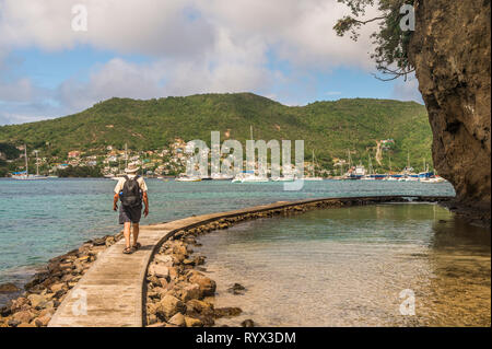 Michael marche sur Princess Point Trail Banque D'Images