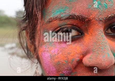 Portrait d'une jeune Indienne de l'Assam à l'occasion de couleur Holi festivel.Ridip Borah. Banque D'Images