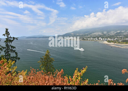 Skyline de Vancouver Ouest du Parc Stanley lors d'une journée ensoleillée. Bateaux sur l'eau. British Columbia, Canada Banque D'Images