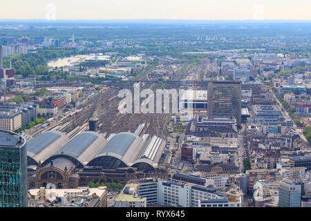 La ville de Francfort vue du haut de la tour principale, avec la grande gare centrale dans l'arrière-plan Banque D'Images