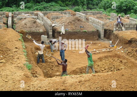 Travailleurs nigérians de faire une fouille manuelle dans le site de construction d'un bâtiment Banque D'Images
