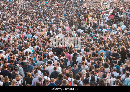 Berlin, Allemagne - 21 juin 2017 : De nombreuses personnes dans la foule (parc Mauerpark) à 'fête de la musique' à Berlin, Allemagne. Banque D'Images