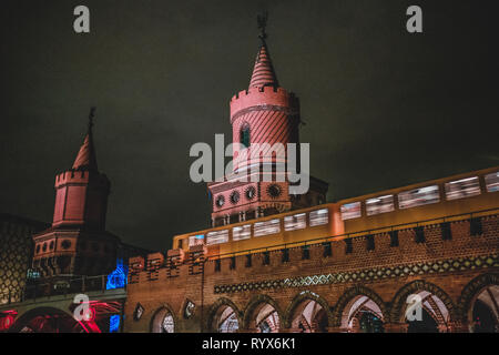 Berlin, Allemagne - juin 2017 : Oberbaumbrücke (Oberbaum Bridge) à Berlin, Kreuzberg la nuit Banque D'Images