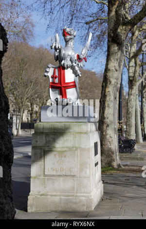 Londres, Royaume-Uni - 11 mars : Griffin limitrophes sur une plinthe au remblai de la Tamise à Londres le 11 mars, 2019 Banque D'Images