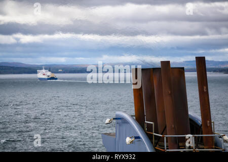 La fumée sortir du tuyau d'échappement du ferry. Pris près de North Sydney, en Nouvelle-Écosse, Canada. Banque D'Images