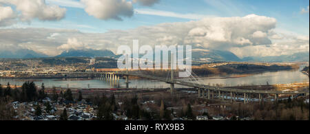 Vue panoramique de Port Mann en traversant la rivière Fraser au cours d'une journée d'hiver ensoleillée. Prises dans le Surrey, Vancouver, Colombie-Britannique, Canada. Banque D'Images