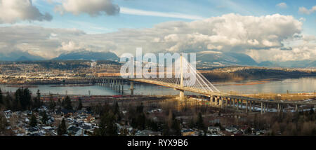 Vue panoramique de Port Mann en traversant la rivière Fraser au cours d'une journée d'hiver ensoleillée. Prises dans le Surrey, Vancouver, Colombie-Britannique, Canada. Banque D'Images