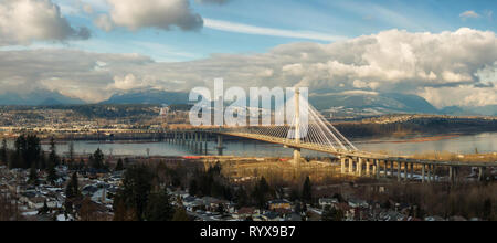 Vue panoramique de Port Mann en traversant la rivière Fraser au cours d'une journée d'hiver ensoleillée. Prises dans le Surrey, Vancouver, Colombie-Britannique, Canada. Banque D'Images